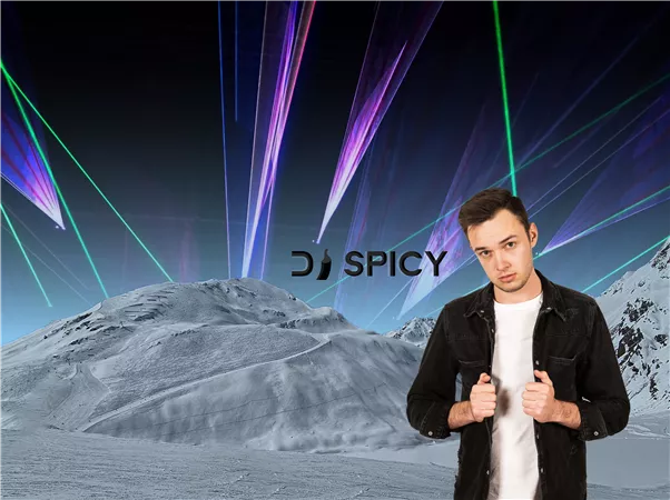 Ein junger Mann steht vor einer schneebedeckten Berglandschaft. Bunte Lichtstrahlen leuchten den Himmel und schaffen eine dynamische Atmosphäre.