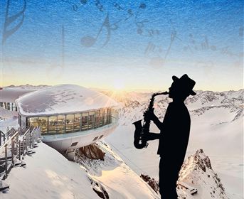 Ein Jazzmusiker spielt Saxophon vor einer beeindruckenden Berglandschaft. Im Hintergrund ist eine moderne, gläserne Architekturumgebung zu sehen.