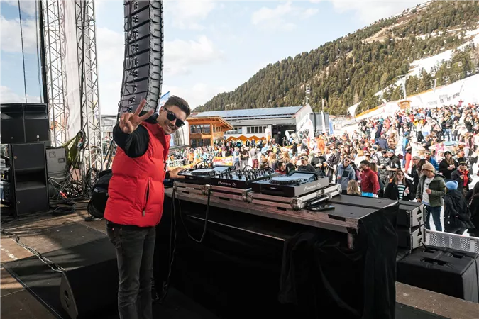 DJ Instyle auf der großen Openairbühne im Hochzeiger Skigebiet auf 2.000 Meter Seehöhe.