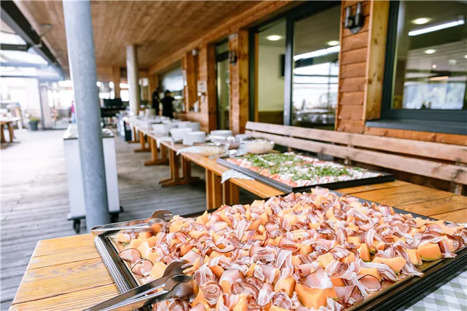 Grillabend Buffet auf der Zeigerrestaurant Terrasse