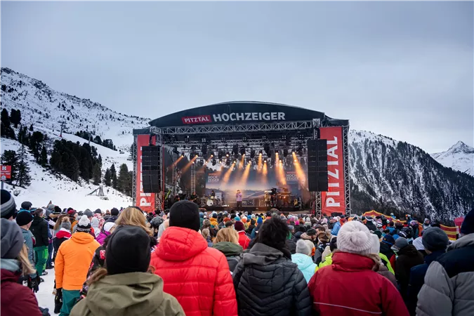 Große Openairkonzertbühne im Hochzeiger Skigebiet auf 2.000 Meter Seehöhe.