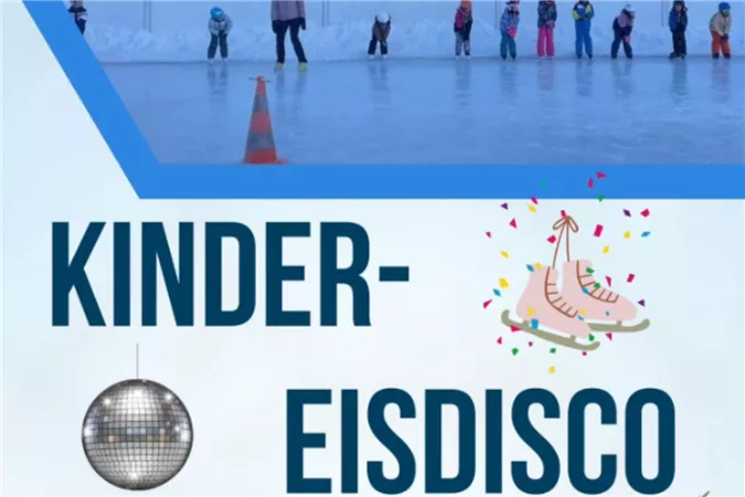 Eine Gruppe von Kindern steht auf einer Eisfläche. In der Nähe befindet sich ein Verkehrshindernis und dekorative Elemente deuten auf eine kindliche Eisdisko hin.
