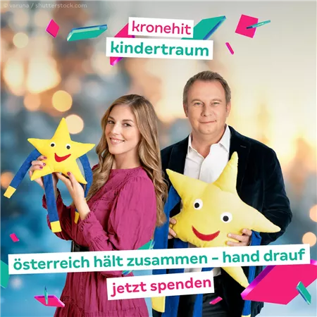 Zwei Personen halten fröhliche Stern-Kissen in der Hand. Im Hintergrund leuchten bunte Dekorationen, und es steht der Text „Österreich hält zusammen – Hand drauf, jetzt spenden“.
