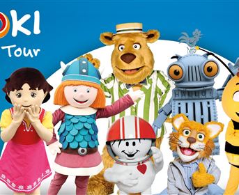 Eine bunte Gruppe von Maskottchen der Show "OKIDOKI". Sie laden zu einem Live-Event am 15. August 2025 ein.