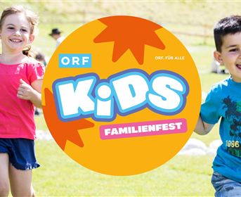 Kinder rennen fröhlich über eine grüne Wiese beim Familienfest. Im Vordergrund ist ein auffälliges Logo mit dem Text "ORF Kids Familienfest" zu sehen.