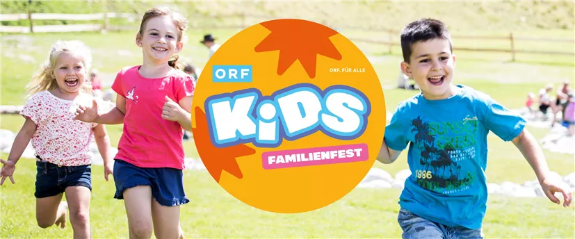 Kinder rennen fröhlich über eine grüne Wiese beim Familienfest. Im Vordergrund ist ein auffälliges Logo mit dem Text "ORF Kids Familienfest" zu sehen.
