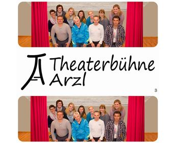 Eine Gruppe von Menschen steht vor einem roten Vorhang. Im Hintergrund ist das Logo der Theaterbühne Arzl zu sehen.