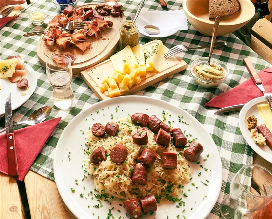 Zirbenjause mit regionalen Produkten