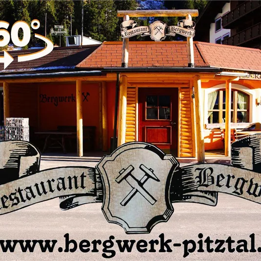Ein einladendes Restaurant mit einer freundlichen Fassade in einer Berglandschaft. Das Schild zeigt den Namen "Restaurant Bergwerk".