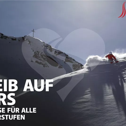 Ein Skifahrer fährt die verschneite Piste hinunter, umgeben von Bergen und klarem Himmel. Der Text bewirbt Skikurse für alle Könnerstufen.