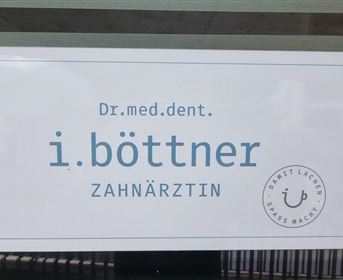 Ein Praxisschild für eine Zahnärztin. Der Name auf dem Schild ist Dr. med. dent. I. Böttner.