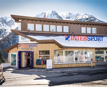 Intersport Wohlfahrter - Aussenansicht im Winter