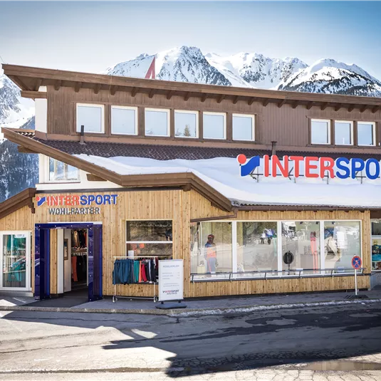 Intersport Wohlfahrter - Aussenansicht im Winter
