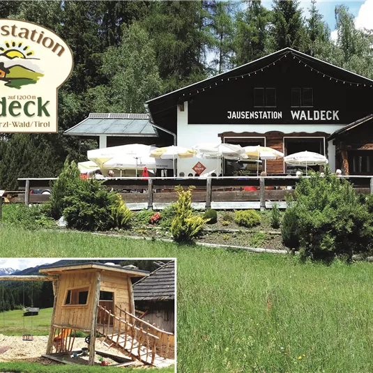 Eine gemütliche Jausenstation namens Waldeck umgeben von grünen Wiesen und Bäumen. Im Vordergrund befindet sich ein Spielplatz mit einer Rutsche und einem Spielhaus.