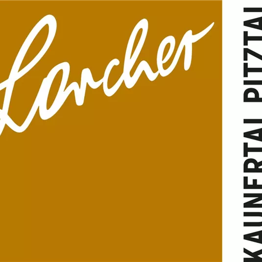 Ein Logo von "Larcher" auf einem hellbraunen Hintergrund. Rechts sind die Wörter "Kaunertal Pitztal" und die Website "larcher-sport.com" in Schwarz.