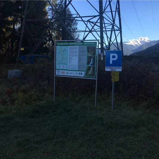 Parkplatz Fußballplatz Wald