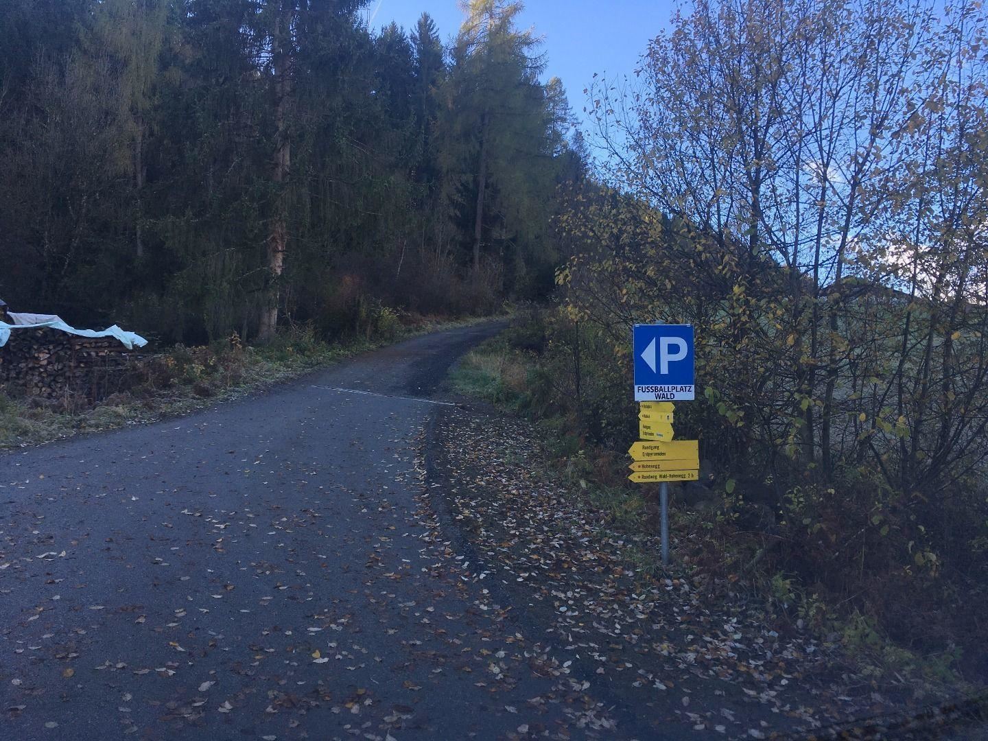 Parkplatz Fußballplatz Wald