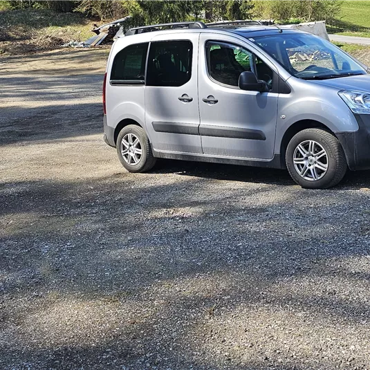 c-tvb-pitztal-karin-lugsteiner-parkplatz-fussballplatz-wald-20260421_112321.jpg