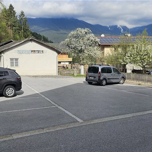 c-tvb-pitztal-karin-lugsteiner-parkplatz-kirche-arzl-20260421_095001.jpg