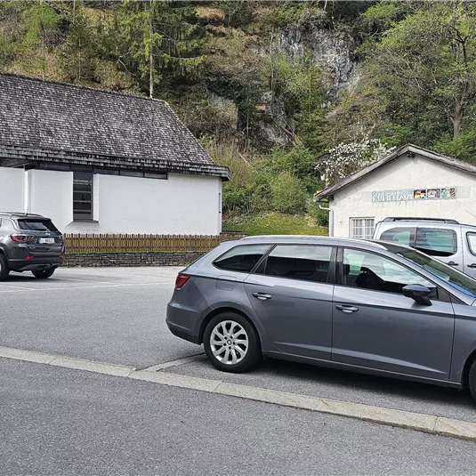 c-tvb-pitztal-karin-lugsteiner-parkplatz-kirche-arzl-20260421_095105.jpg