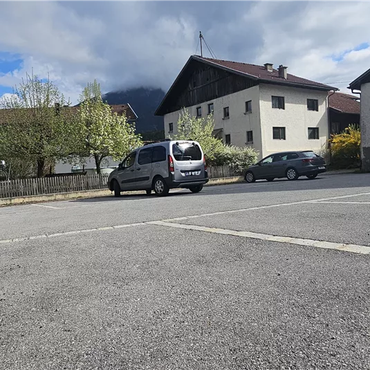 c-tvb-pitztal-karin-lugsteiner-parkplatz-kirche-arzl-20260421_095424.jpg