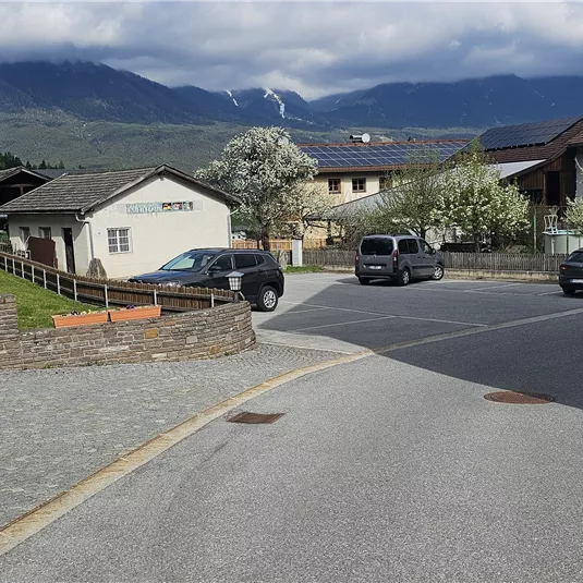 c-tvb-pitztal-karin-lugsteiner-parkplatz-kirche-arzl-20260421_095034.jpg