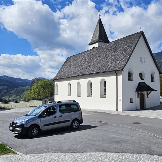 c-tvb-pitztal-karin-lugsteiner-parkplatz-kirche-leins-20260421_114544.jpg