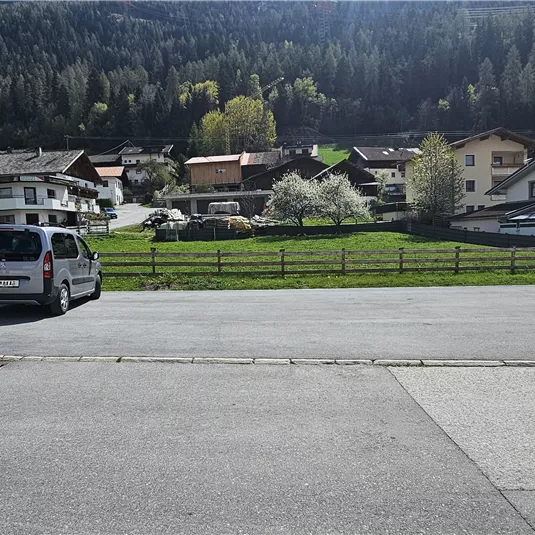 c-tvb-pitztal-karin-lugsteiner-parkplatz-kirche-leins-20260421_114417.jpg