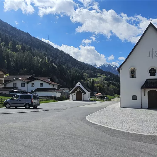 c-tvb-pitztal-karin-lugsteiner-parkplatz-kirche-leins-20260421_114340.jpg