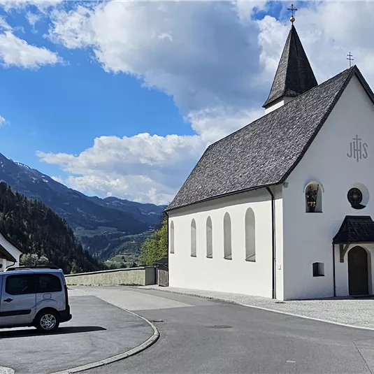 c-tvb-pitztal-karin-lugsteiner-parkplatz-kirche-leins-20260421_114604.jpg