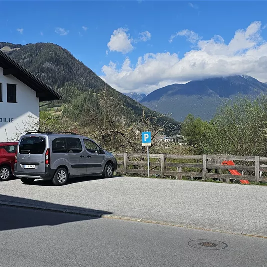c-tvb-pitztal-karin-lugsteiner-parkplatz-volksschule-wald-20260421_103340.jpg