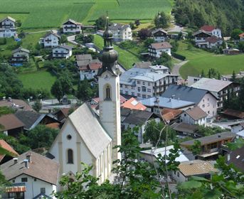 Pfarrkirche zum hl. Ingenuin und Aluin.jpg