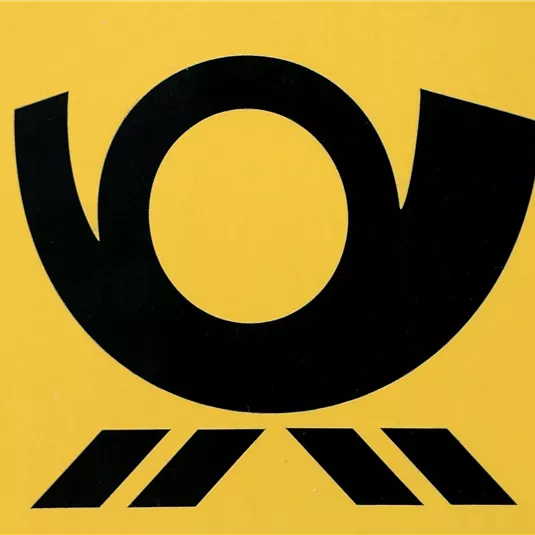 Ein schwarzes, stilisiertes Logo auf gelbem Hintergrund. Es zeigt eine runde Form mit zwei seitlichen Extensions und drei parallelen Linien unten.