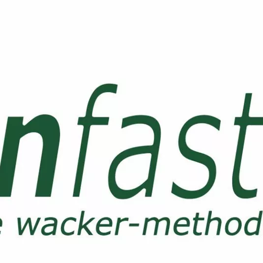 Das Logo von Basenfasten zeigt den Schriftzug in grüner Farbe mit einer stilisierten Orange. Es repräsentiert die Wacker-Methode zur basenbildenden Ernährung.