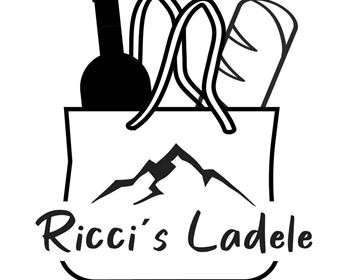 Eine stilisierte Tasche mit einem Flasche und einem Brot. Darunter steht der Schriftzug "Ricci's Lädelle" zusammen mit einem Bergmotiv.