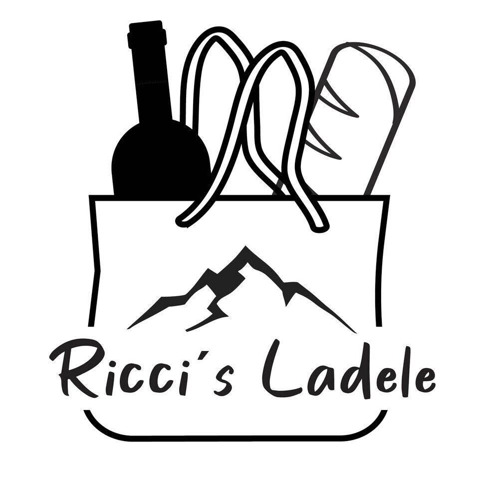 Eine stilisierte Tasche mit einem Flasche und einem Brot. Darunter steht der Schriftzug "Ricci's Lädelle" zusammen mit einem Bergmotiv.