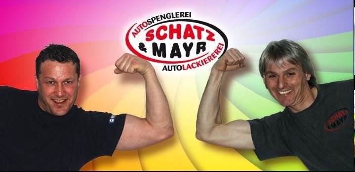 Zwei Männer zeigen ihre Muskeln vor einem bunten Hintergrund. Im oberen Teil befindet sich das Logo der Firma "Schatz & Mayr - Autlackiererei".
