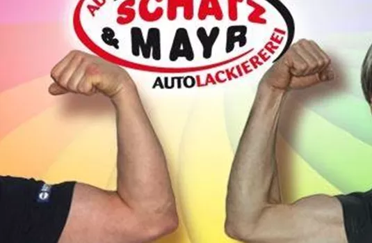 Zwei Männer zeigen ihre Muskeln vor einem bunten Hintergrund. Im oberen Teil befindet sich das Logo der Firma "Schatz & Mayr - Autlackiererei".