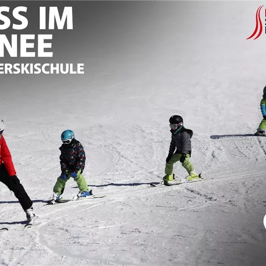 Eine Skischule mit einem Lehrer und drei Kindern, die auf einer schneebedeckten Piste Ski fahren. Der Himmel ist klar und die Szene vermittelt Spaß und Freude im Schnee.