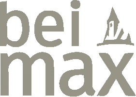 Ein Logo mit dem Text "bei max" und einer stilisierten Bergspitze. Die Farben sind in einem neutralen Grauton gehalten.
