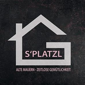 Ein stilvolles Logo mit einem Hausmotiv. Darunter steht "S'PLATZL" und der Slogan "Alte Mauern - zeitlose Gemütlichkeit".