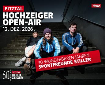 Drei Musiker sitzen auf einer Treppe und lächeln in die Kamera. Das Plakat bewirbt ein Open-Air-Event im Pitztal am 12. Dezember 2026.