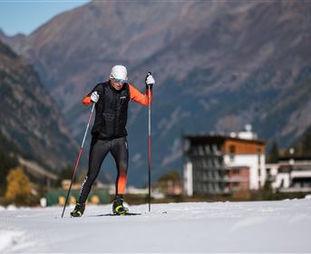 Ein malerisches Schneeapsühls von Bergen und einem klaren Himmel. Der Weg führt durch eine wunderschöne Winterlandschaft.