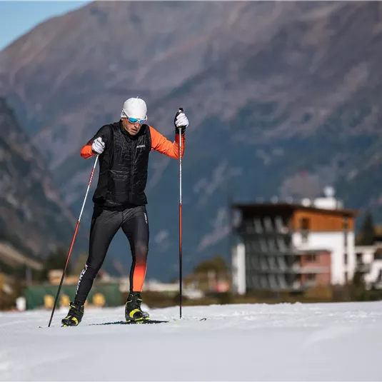 Ein malerisches Schneeapsühls von Bergen und einem klaren Himmel. Der Weg führt durch eine wunderschöne Winterlandschaft.