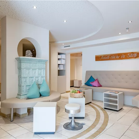 Ein eleganter Empfangsbereich mit bequemen Sitzgelegenheiten und modernen Möbeln. Der Raum ist hell erleuchtet und schafft eine einladende Atmosphäre.