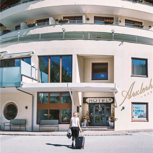2024_Arzlerhof_Sommer_Ankommen_WEST-4922