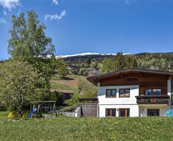 A beautiful house in nature with a view of the mountains. Surrounded by green meadows and trees, the area offers a peaceful atmosphere.