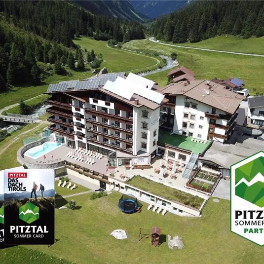 Ein modernes Hotel in den Tiroler Alpen mit einem Außenpool und einem schönen Garten. Im Vordergrund sind die Pitztal Sommer Card und das Logo des Partners sichtbar.
