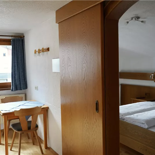 Beispiel Schlafzimmer und Wohn-/Essraum einer Ferienwohnung (Ferienwohnung 10).