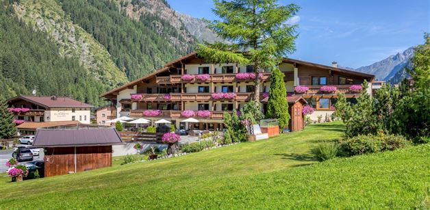 Hotel Sonnblick Aussenansicht  Sommer          en 